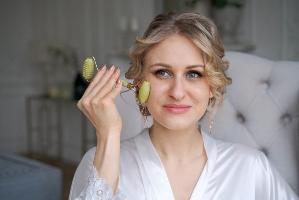 Une femme utilisant un rouleau de jade sur le visage