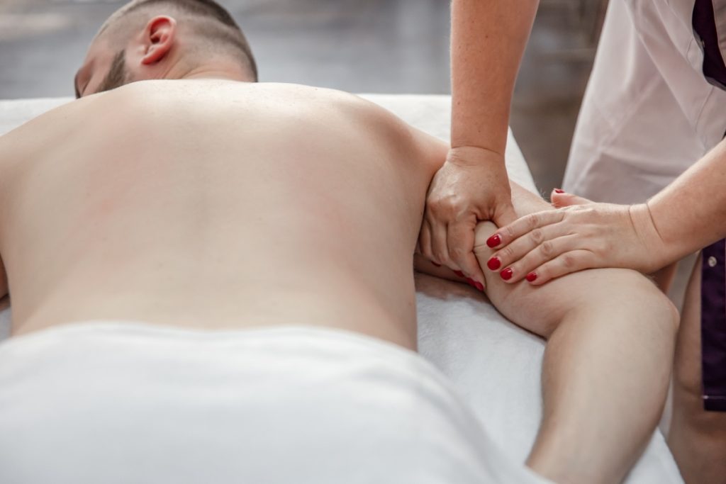 Un homme qui reçoit un massage du bras