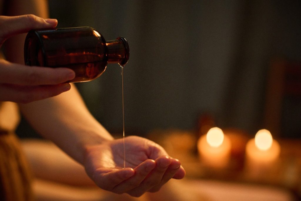 Main versant de l'huile massage