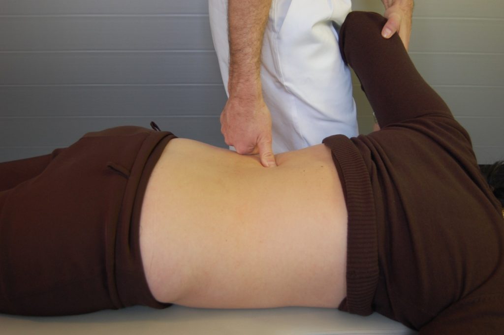 Une personne qui reçoit un massage du dos
